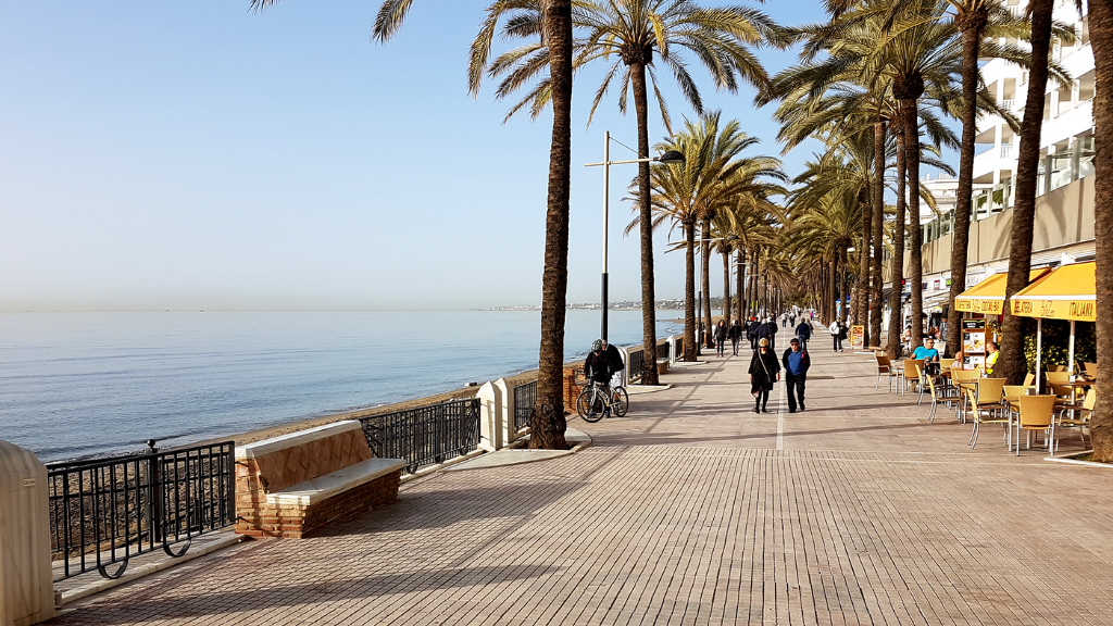 billiga flygresor malaga marbella strandpromenad